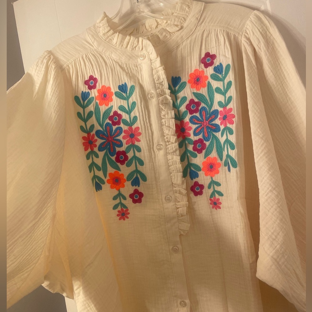 NWOT Easel Embroidered Floral Off White Blouse in Small - Picture 8 of 12